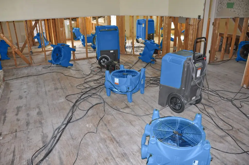 Water damage restoration crew working in Gate District, MO